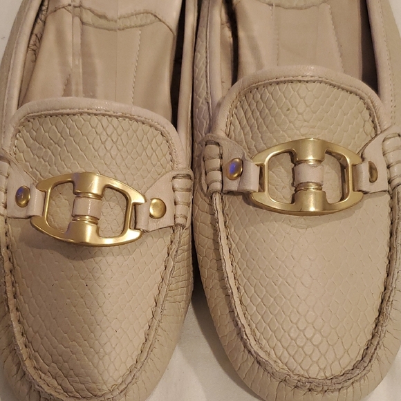 Johnston & Murphy Cream and Gold Loafers with Classic Design - Picture 3 of 7